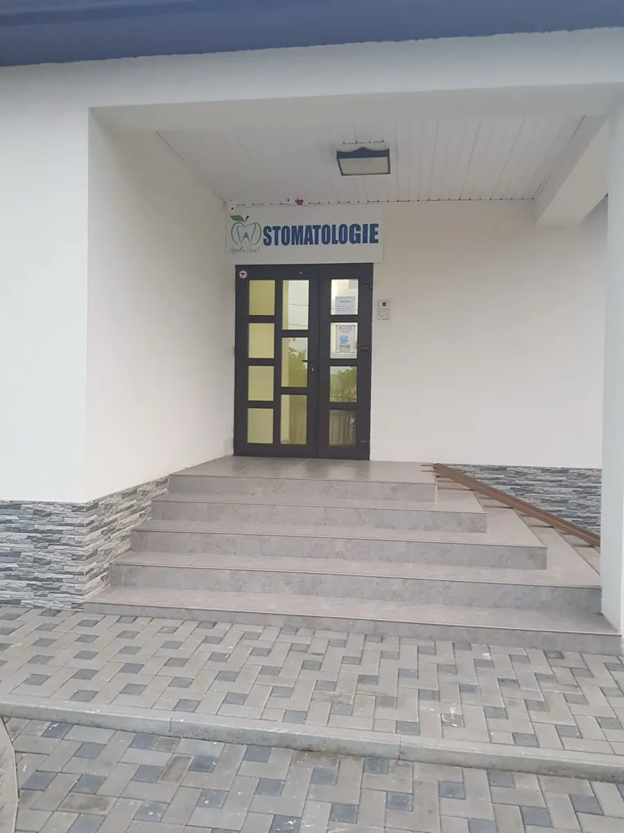 Intrarea în clinică