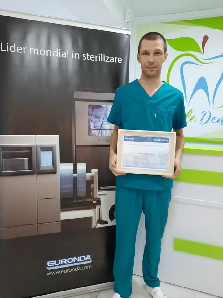 Medicul stomatolog Pavel Ceban cu certificatul Euronda